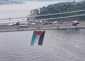 İstanbul Boğazı’ndaki köprülere Filistin’e destek için bayrak asıldı