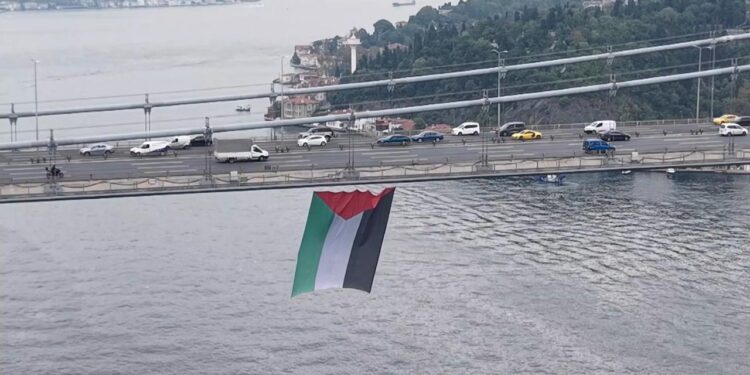 İstanbul Boğazı’ndaki köprülere Filistin’e destek için bayrak asıldı