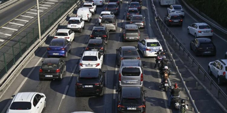 İstanbul trafik yoğunluğu! Araçlar adım adım ilerliyor
