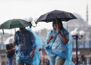 İstanbul’a kuvvetli sağanak geliyor! Valilik saat verip uyardı: Dikkatli olun!