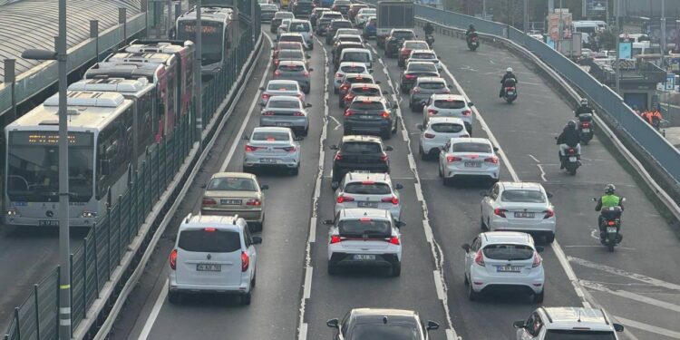 İstanbul’da deprem sonrası trafik kilitlendi! Yoğunluk yüzde 70’i aştı