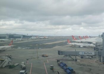 İstanbul’da hava ulaşımına rüzgar engeli! Uçaklar havada tur attı