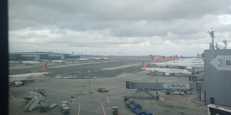 İstanbul’da hava ulaşımına rüzgar engeli! Uçaklar havada tur attı