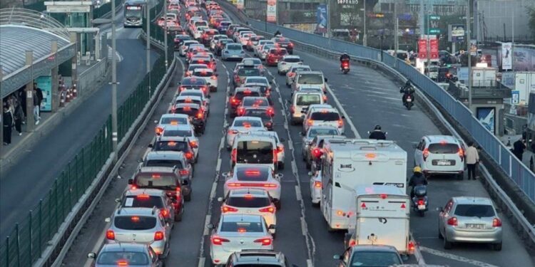 İstanbul’da trafik kilit! Yoğunluk yüzde 83’e yükseldi