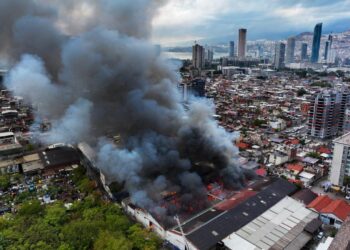 İzmir’de depo yangını! Dumanlar gökyüzünü kapladı