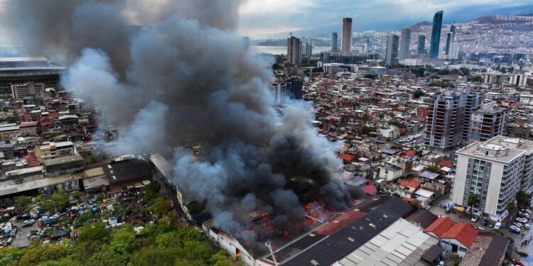 İzmir’de depo yangını! Dumanlar gökyüzünü kapladı