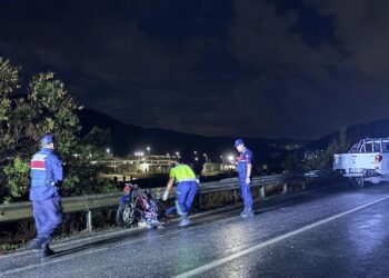 İzmir’de pikap ile elektrikli bisiklet çarpıştı! 1 ölü, 1 ağır yaralı