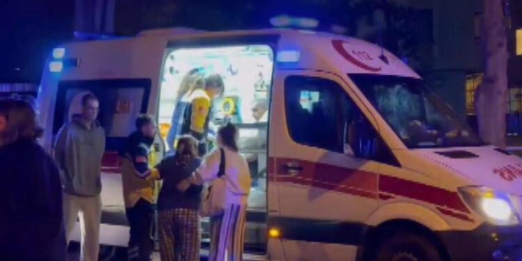 Kadıköy’de 5 katlı binada yangın; 20 kişi tahliye edildi