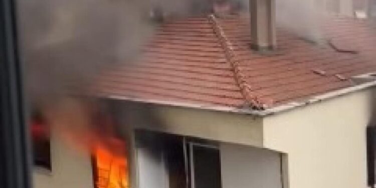 Kadıköy’de metruk binada çıkan yangın paniğe neden oldu