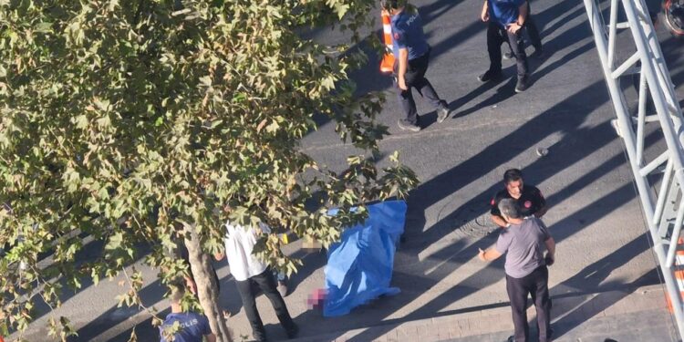 Kaldırımda yürürken feci son! Hayatını kaybetti