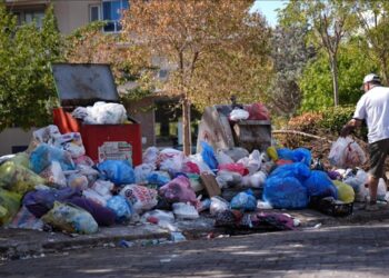 Karşıyaka’da toplanmayan çöpler tepkiye neden oluyor