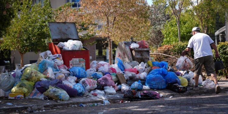 Karşıyaka’da toplanmayan çöpler tepkiye neden oluyor