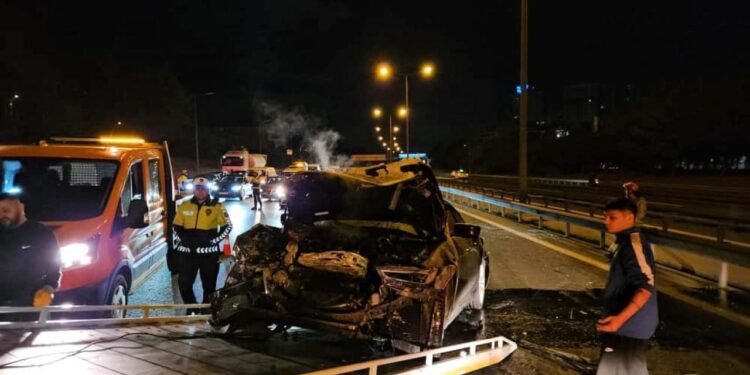 Kaza yapan sürücü otomobilini bırakıp kaçtı