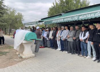 Kazada hayatını kaybeden genç kız gelinlikle uğurlandı