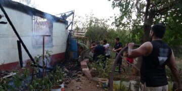 Kızını alevlerin arasından çıkardı ama evini kurtaramadı