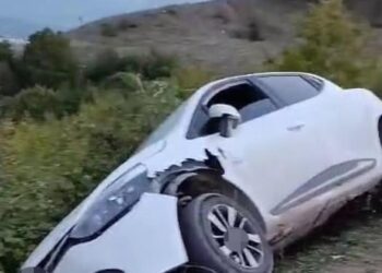 Kontrolden çıkan otomobil uçurumun eşiğinde durdu!