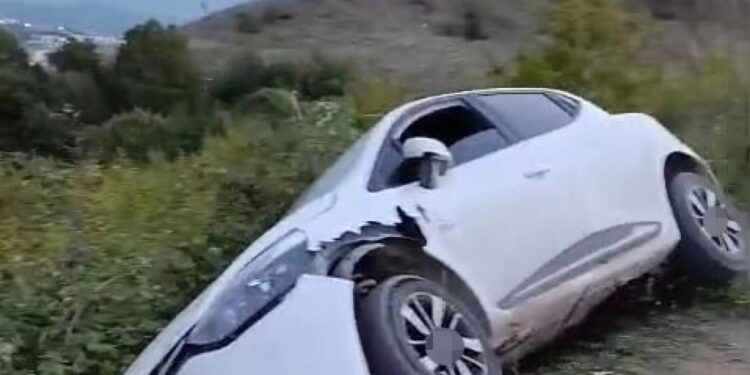 Kontrolden çıkan otomobil uçurumun eşiğinde durdu!