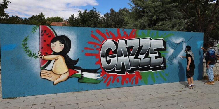 Konya’da gönüllü grafiti sanatçıları “Gazze” için çizdi