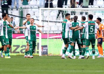 Konyaspor evinde Başakşehir’i yıktı