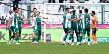 Konyaspor evinde Başakşehir’i yıktı
