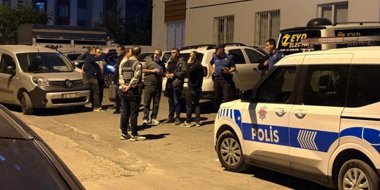 Küçük çocuk üvey babasını kalbinden bıçakladı