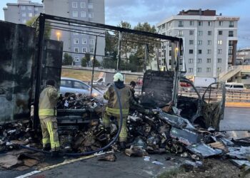 Küçükçekmece’de alev alan kargo yüklü kamyonet küle döndü