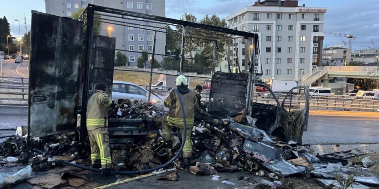 Küçükçekmece’de alev alan kargo yüklü kamyonet küle döndü