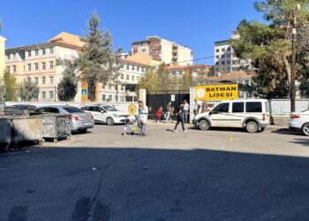 Lise önünde iki grup arasında silahlı kavga