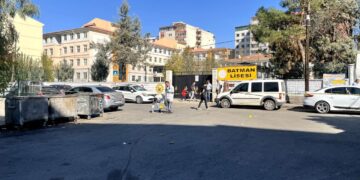 Lise önünde iki grup arasında silahlı kavga