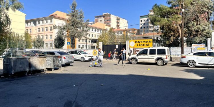 Lise önünde iki grup arasında silahlı kavga