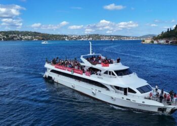 Liverpool taraftarı Filistin bayrağıyla boğazda tur yaptı