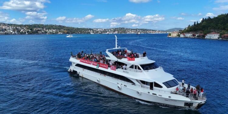 Liverpool taraftarı Filistin bayrağıyla boğazda tur yaptı