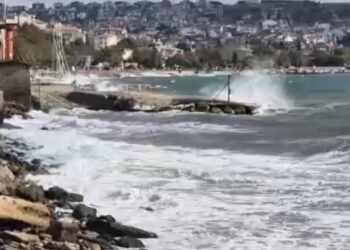 Marmara Denizi’nde şiddetli fırtına! Gemiler demir attı