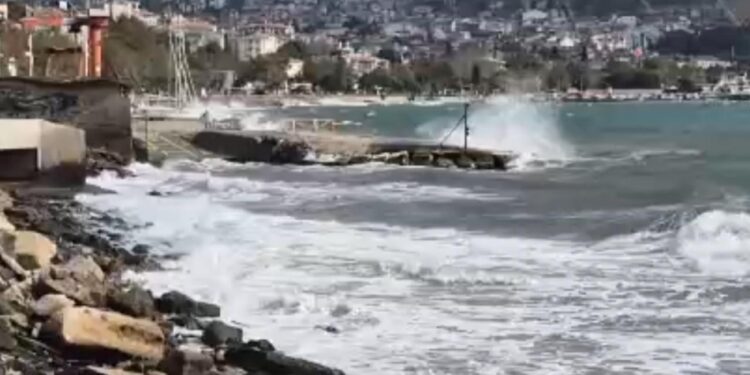 Marmara Denizi’nde şiddetli fırtına! Gemiler demir attı