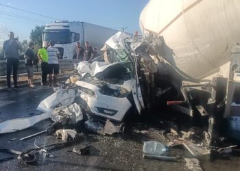 Mersin’de feci kaza: Tır, otomobili ezdi, sürücü saniyeler içinde kurtuldu