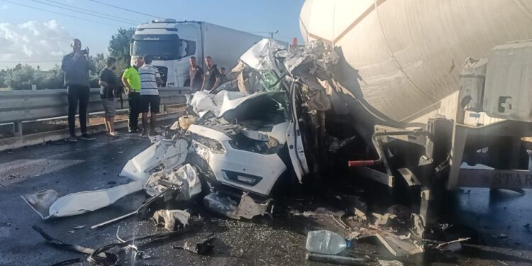 Mersin’de feci kaza: Tır, otomobili ezdi, sürücü saniyeler içinde kurtuldu