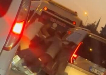 Mersin’de trafikte sürücüyü darbeden motosikletli iki kişi gözaltında