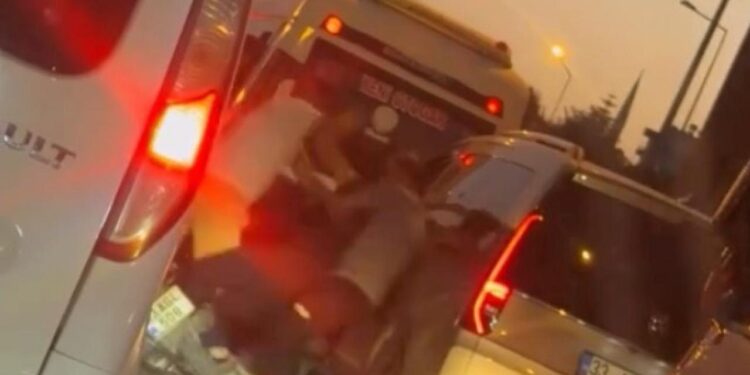 Mersin’de trafikte sürücüyü darbeden motosikletli iki kişi gözaltında