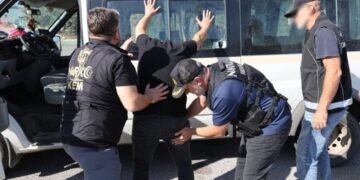 Mersin’de yolcu minibüsünden çıkanlar şoke etti!