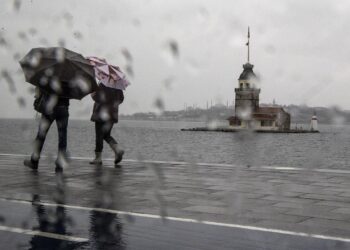Meteoroloji’den İstanbul dahil birçok il için sağanak uyarısı: Sıcaklık birden düşecek!