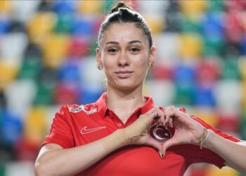 Milli sporcu hem dünya rekoru kırdı hem altın madalya kazandı