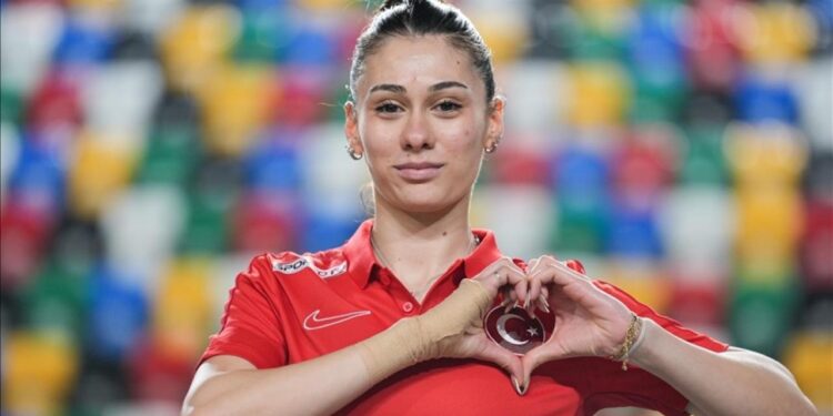 Milli sporcu hem dünya rekoru kırdı hem altın madalya kazandı