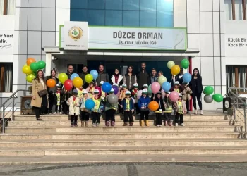 Minik öğrenciler orman ağaçları incelediler