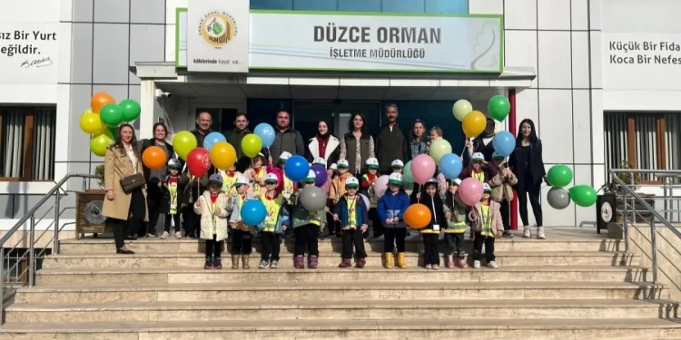 Minik öğrenciler orman ağaçları incelediler