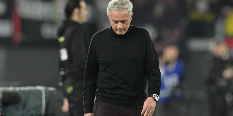 Mourinho salgın hastalığın pençesinde: Maça çıkmak istemiyorlar