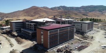 Muş’ta 454 “sismik izolatör”ün kullanıldığı hastane yapılıyor