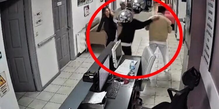 Nefes borusuna simit kaçtı! Tıp merkezi çalışanı Heimlich manevrasıyla kurtarıldı