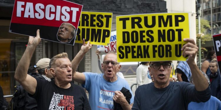 New York’ta düzenlenen Trump karşıtı protestoda göstericiler gözaltına alındı