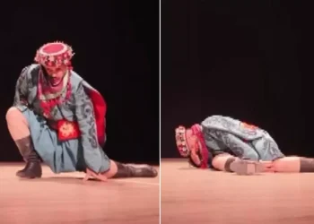 Zeybek Oynayan Dansçı Aniden Yere Yığıldı