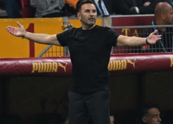 Okan Buruk hakeme ‘Fiyasko’ diyerek yüklendi! Arda Kardeşler’i örnek gösterdi